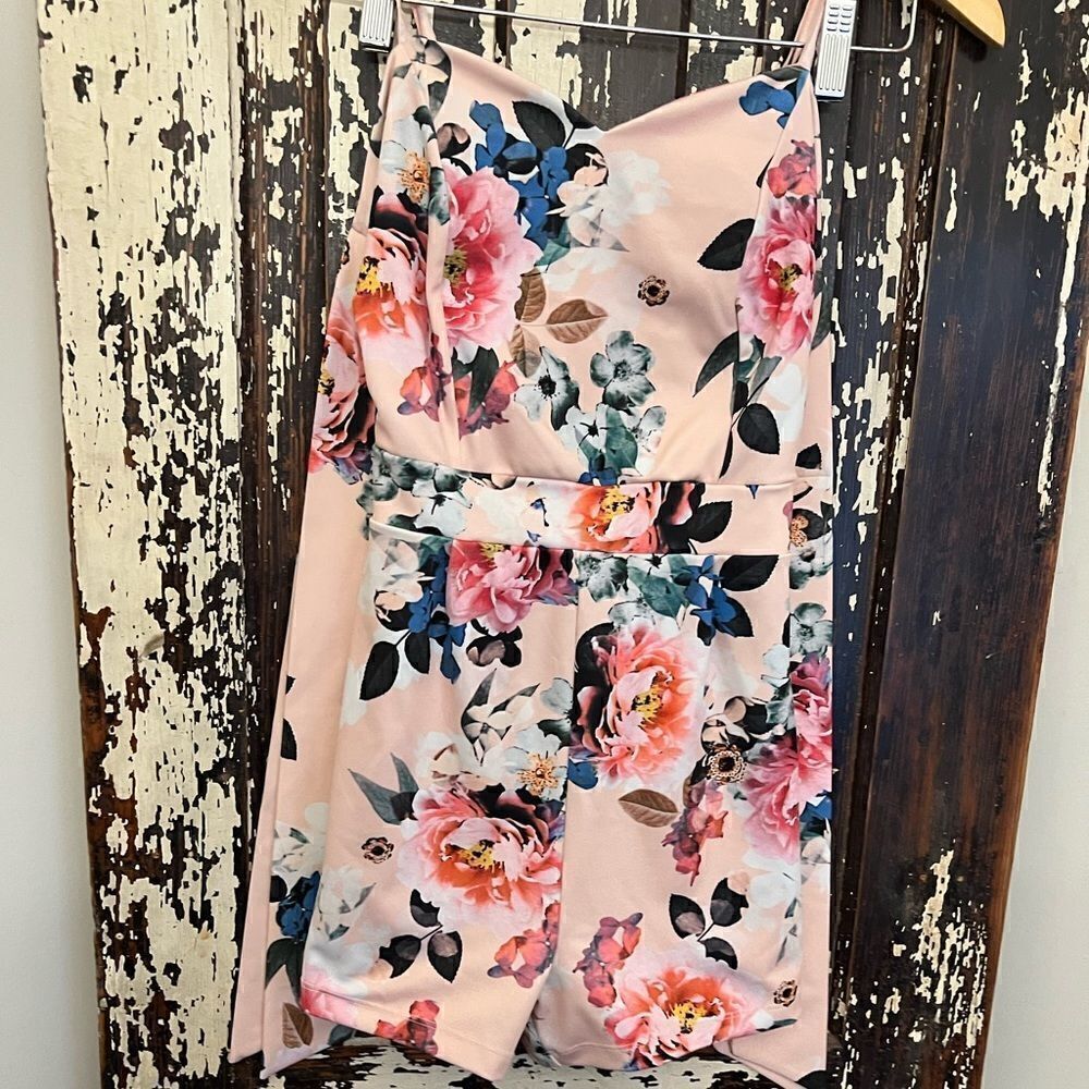 Women’s Venus Beautiful sleeveless tie Romper size XS.